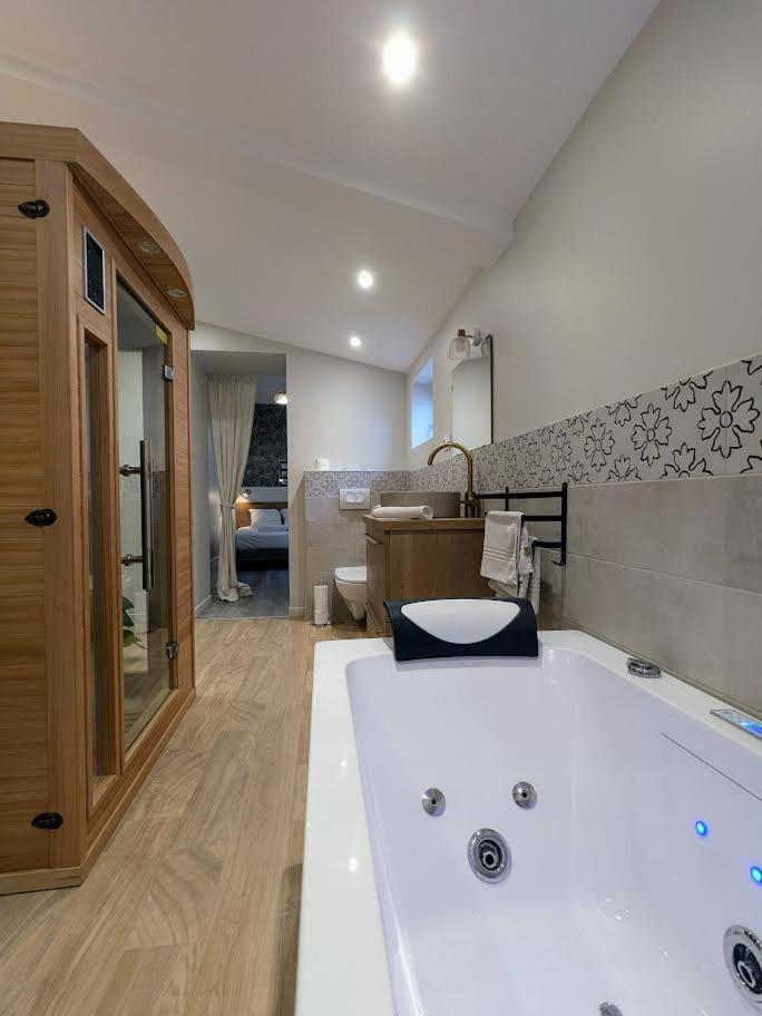 Le Boheme, Sauna & Spa Riorges Exteriér fotografie