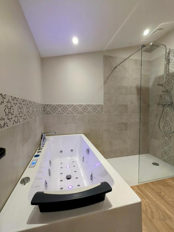 Le Boheme, Sauna & Spa Riorges Exteriér fotografie